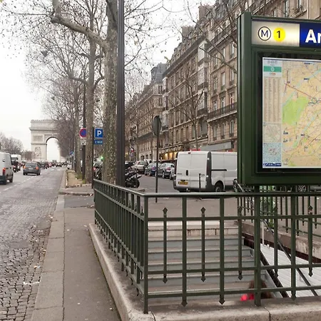 Studette Champs Elysees דירה *